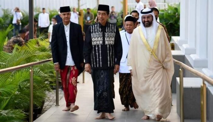 Presiden Jokowi Sholat Idul Fitri Bareng Ganjar Pranowo di Masjid Raya Sheikh Zayed Solo