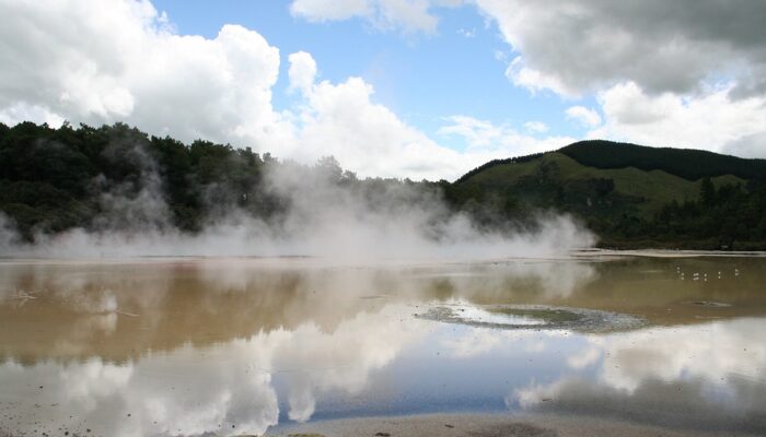 sumber utama panas di Bumi adalah Matahari. Radiasi matahari mencapai permukaan Bumi dan memanaskan lingkungan sekitarnya. Suhu panas terutama terjadi di daerah yang terkena sinar matahari secara langsung.