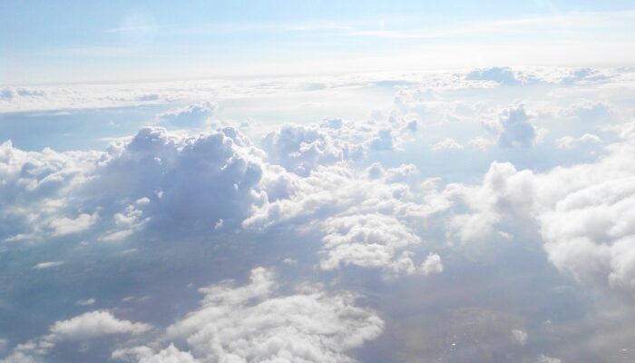 dengan adanya perubahan iklim, pola cuaca, variabilitas bumi dan factor regional adalah beberapa faktor yang dapat menyebabkan peningkatan suhu atau panas di tahun 2023.