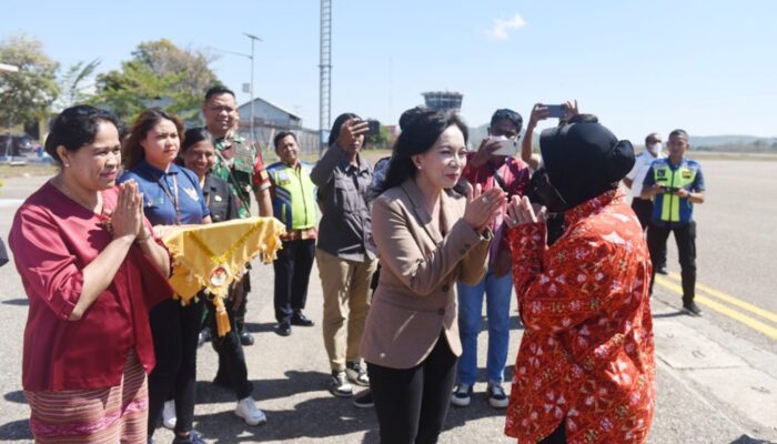 Foto : Menteri Sosial RI di Sambut Oleh ketua TIM PKK Kabupaten Belu. (Belukab.go.id)