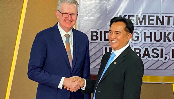 Menteri Dalam Negeri Australia, Tony Burke bersama Menteri Koordinator Bidang Hukum, HAM, Imigrasi, dan Pemasyarakatan, Yusril Ihza Mahendra.