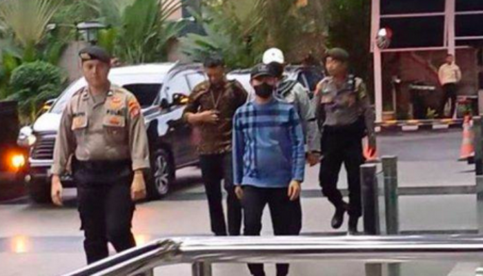 Penjabat (Pj) Walikota Pekanbaru, Risnandar Mahiwa, tiba di gedung Komisi Pemberantasan Korupsi (KPK) pada Selasa (3/12/2024)