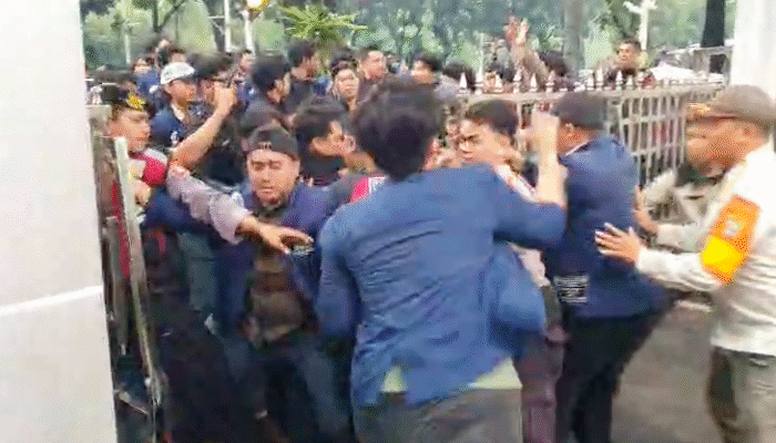 Kenapa Mahasiswa Tidak Pukul Wakil Rakyat, Kok Polisi Jadi Korban?