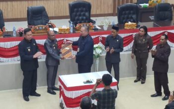 Wali Kota Sorong Septinus Lobat Serahkan KUA dan PPAS Perubahan RAPBD Tahun 2025 Kepada DPRK Sorong