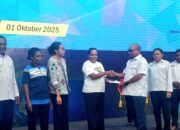 Wali Kota Sorong Serahkan Bantuan Modal Usaha Rp2 Juta untuk 100 Pelaku Usaha Mikro