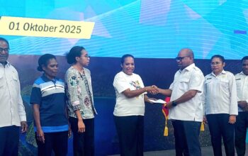 Wali Kota Sorong Serahkan Bantuan Modal Usaha Rp2 Juta untuk 100 Pelaku Usaha Mikro
