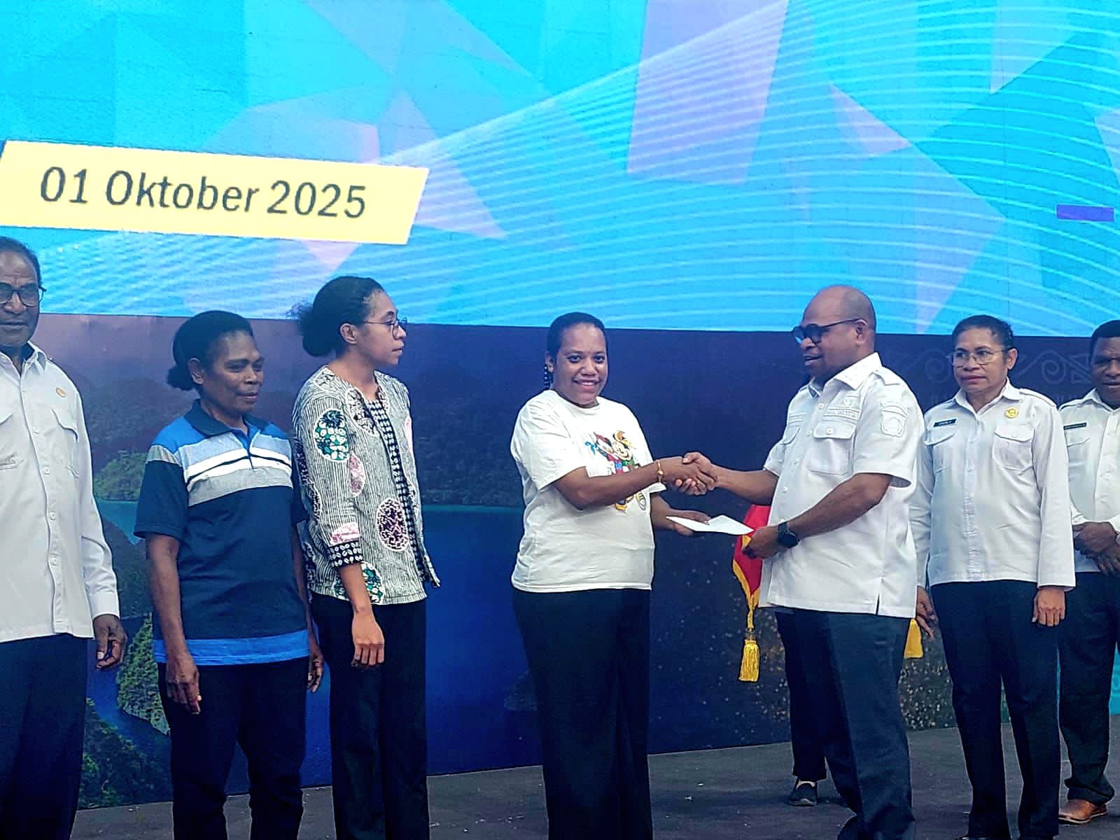 Wali Kota Sorong Serahkan Bantuan Modal Usaha Rp2 Juta untuk 100 Pelaku Usaha Mikro