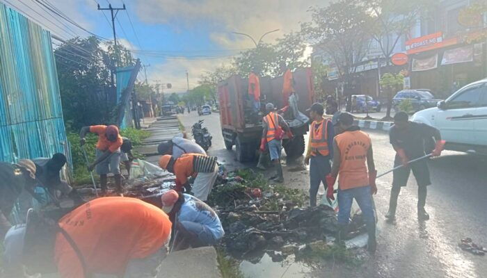 Pasukan Orange Fokus Bersihkan Lokasi Rawan Banjir di Kota Sorong
