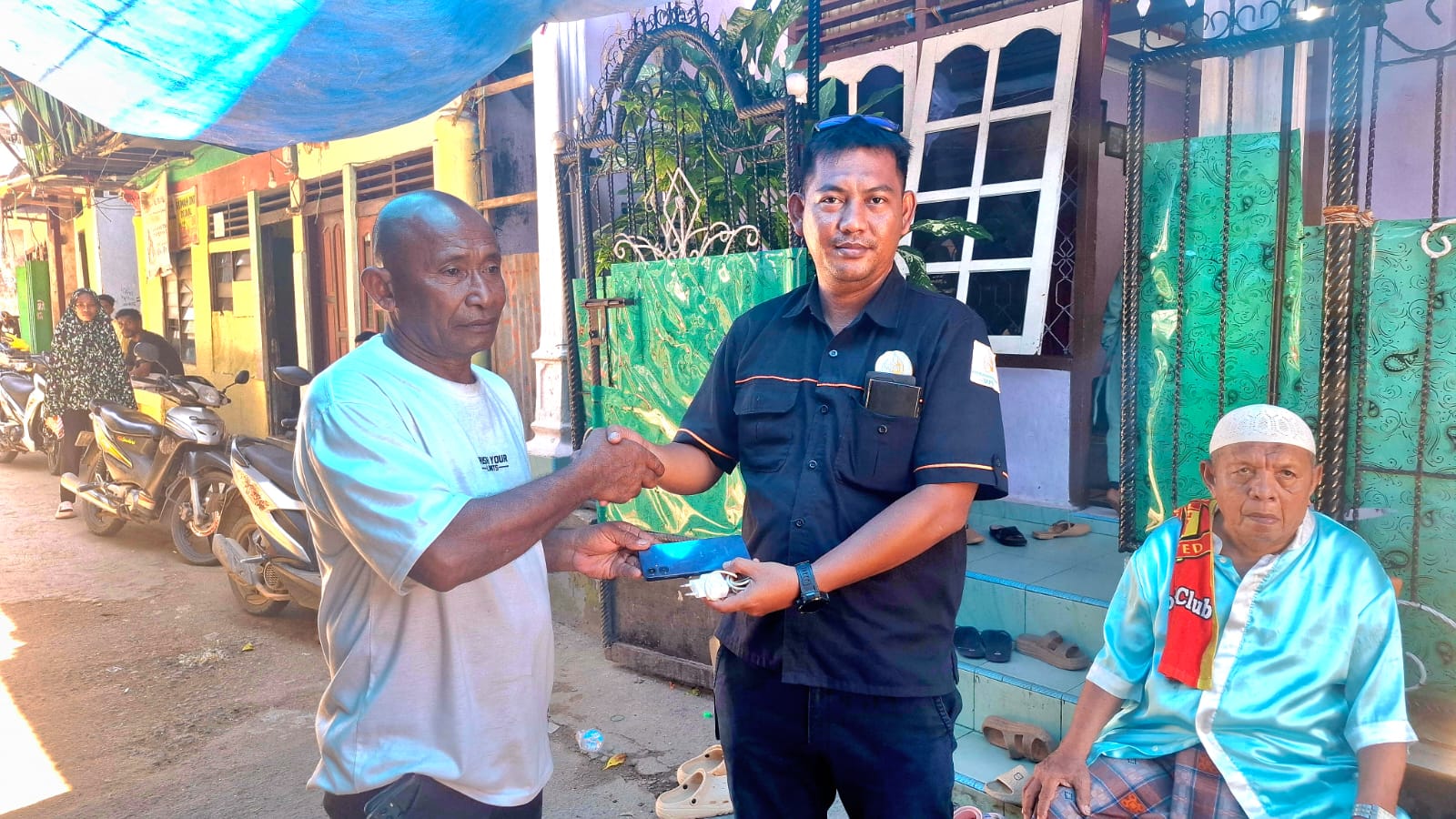 Yayasan At-Taubah Peduli Sorong Serahkan Barang Milik Almarhum Arsad Renhoran kepada Keluarga