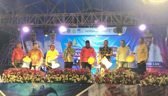 Wakil Bupati Mansyur Syahdan Resmi Tutup Festival Pesona Raja Ampat dan Gemarikan 2025