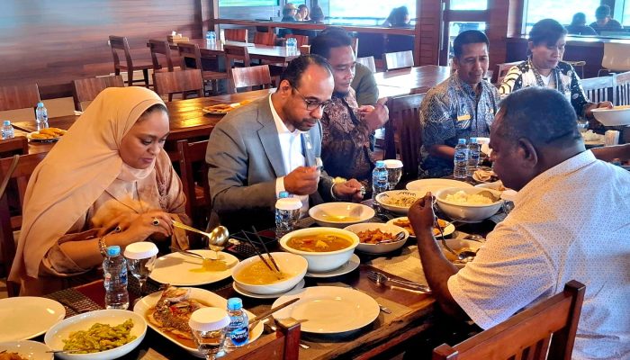 Momen Unik..!!! Gubernur Elisa Kambu Ajak Dubes UEA Makan Papeda, Momen Unik dalam Kunjungan Bilateral