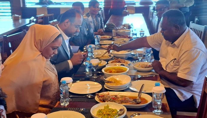 Momen Unik..!!! Gubernur Elisa Kambu Ajak Dubes UEA Makan Papeda, Momen Unik dalam Kunjungan Bilateral