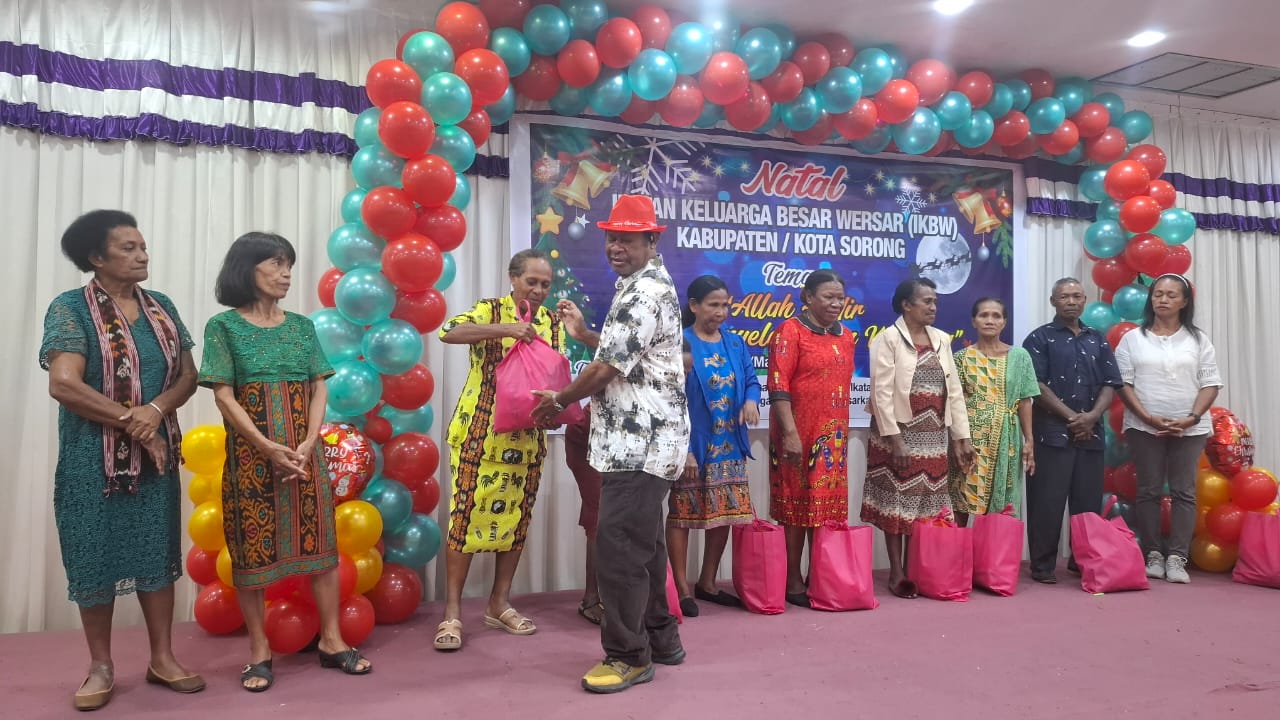 Natal Bersama IKBW Sekaligus Reses: Pieter Kondjol Salurkan Bantuan Sembako Kepada Para Janda