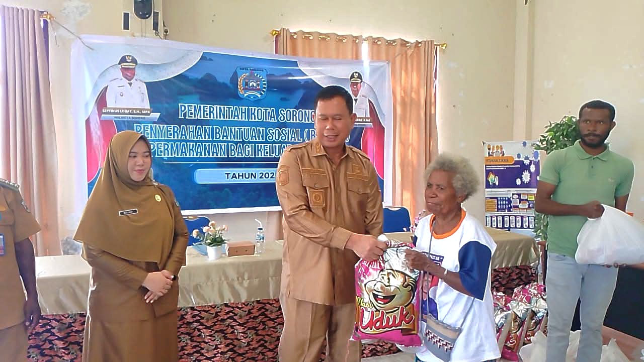 Wakil Wali Kota Serahkan Bansos Kepada Warga Kota Sorong di Kelurahan Klasaman