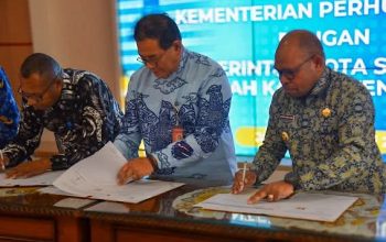 Teken Hibah Septinus Lobat Usulkan Pelebaran Jalan dan Penambahan Rute Terbang