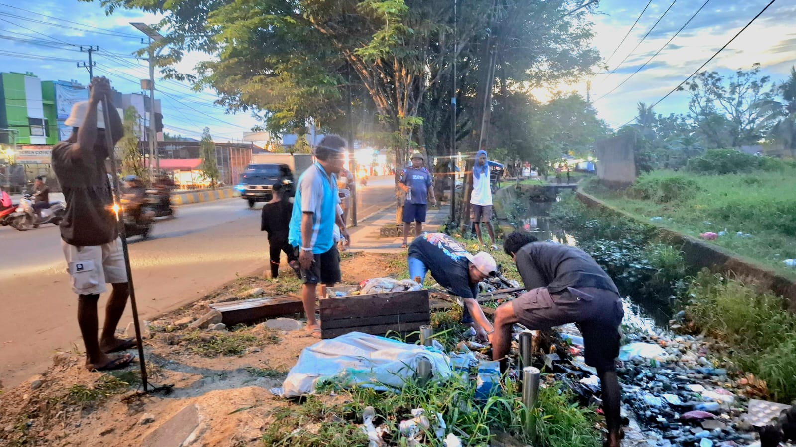 Ketua Komisi IV DPR Kota Sorong Tinjau Sampah di Lokasi Penjualan Buah, Pedagang Diingatkan Jaga Kebersihan