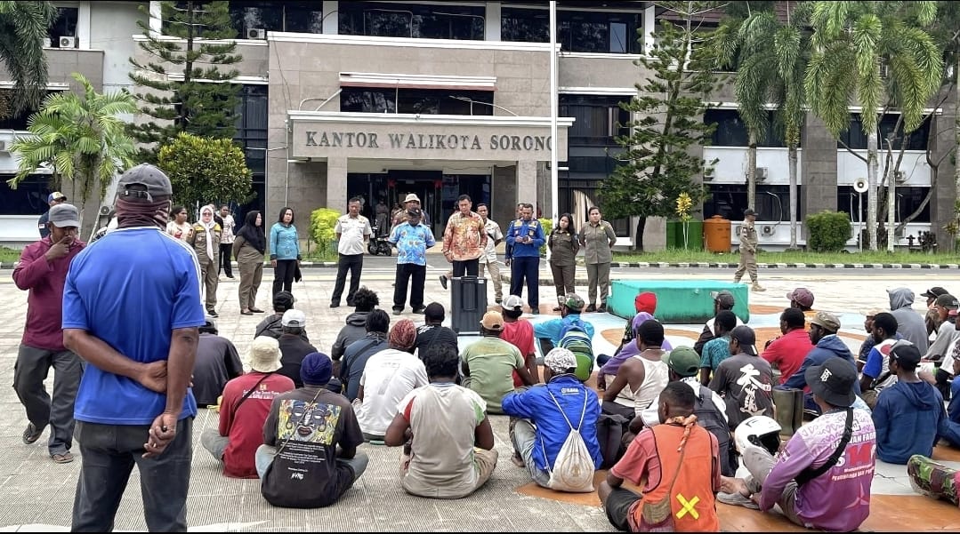 Demo Petugas Kebersihan;  Hi. Anshar Karim Janji Tuntaskan Masalah Kontrak dan Perlindungan Kerja