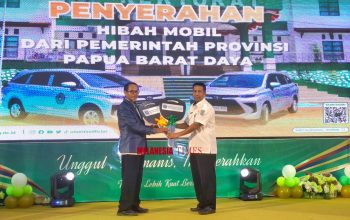 Pemprov PBD Serahkan 2 Unit Minibus Avanza untuk Operasional Unamin Sorong