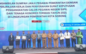 Wali Kota Sorong Septinus Lobat Serahkan SK kepada 531 Honorer dan PPPK