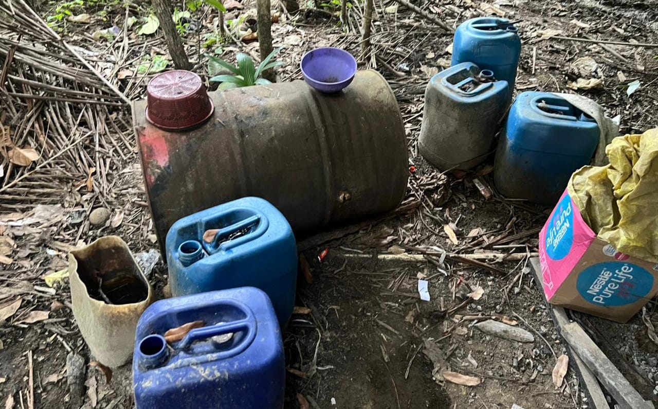 Polresta Sorong Kota Bongkar Pabrik Miras Cap Tikus, Polisi Amankan Warga Katapop dan 70 Liter Miras Disita