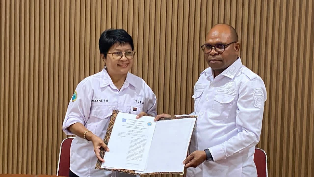 Wali Kota Septinus Lobat Serahkan Hibah Aset, Perkuat Mobilitas Pelayanan GKI Sorong