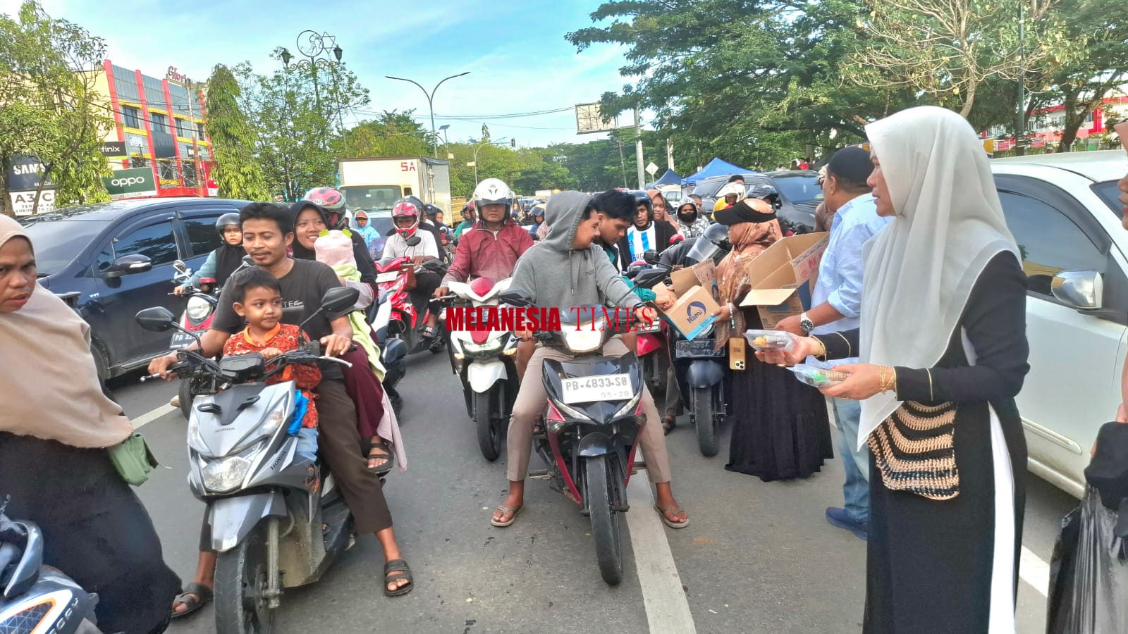 Pembagian Takjil Majelis Taklim Sahabat Surga di Bandara Deo, Perkuat Kepedulian Sosial di Bulan Ramadhan
