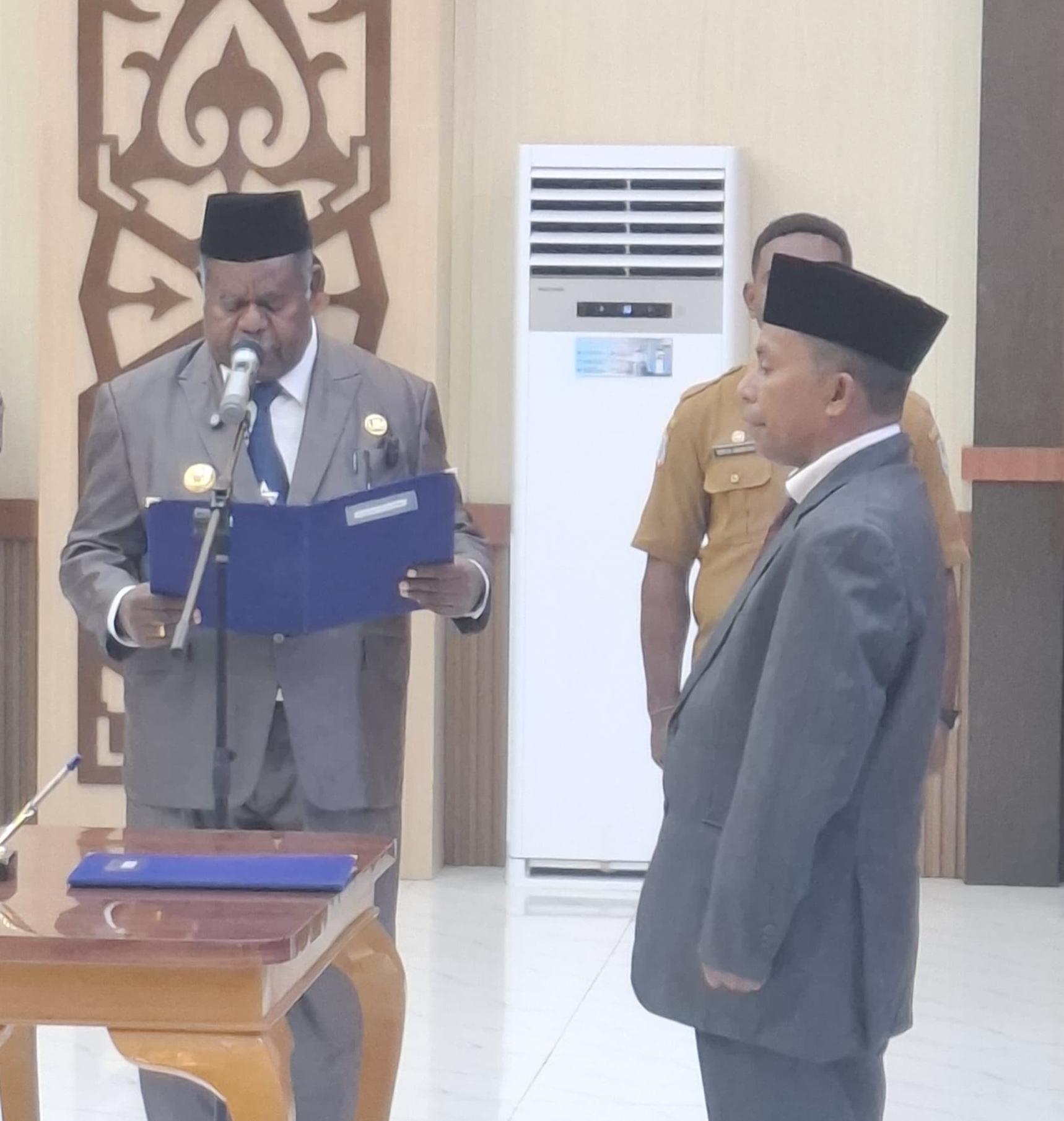 Gubernur Elisa Kambu Resmi Lantik Hasan Makasar Sebagai Kepala BLUD UPTD KKP Kepulauan Raja Ampat