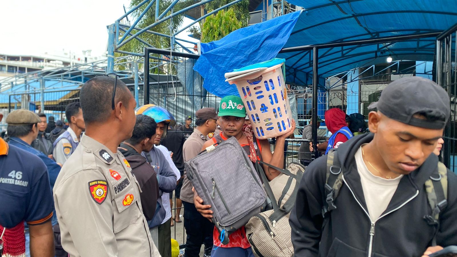 57 Personel Kepolisian Bantu Amankan Pelabuhan Sorong, Saat Arus Mudik Idul Fitri 2026