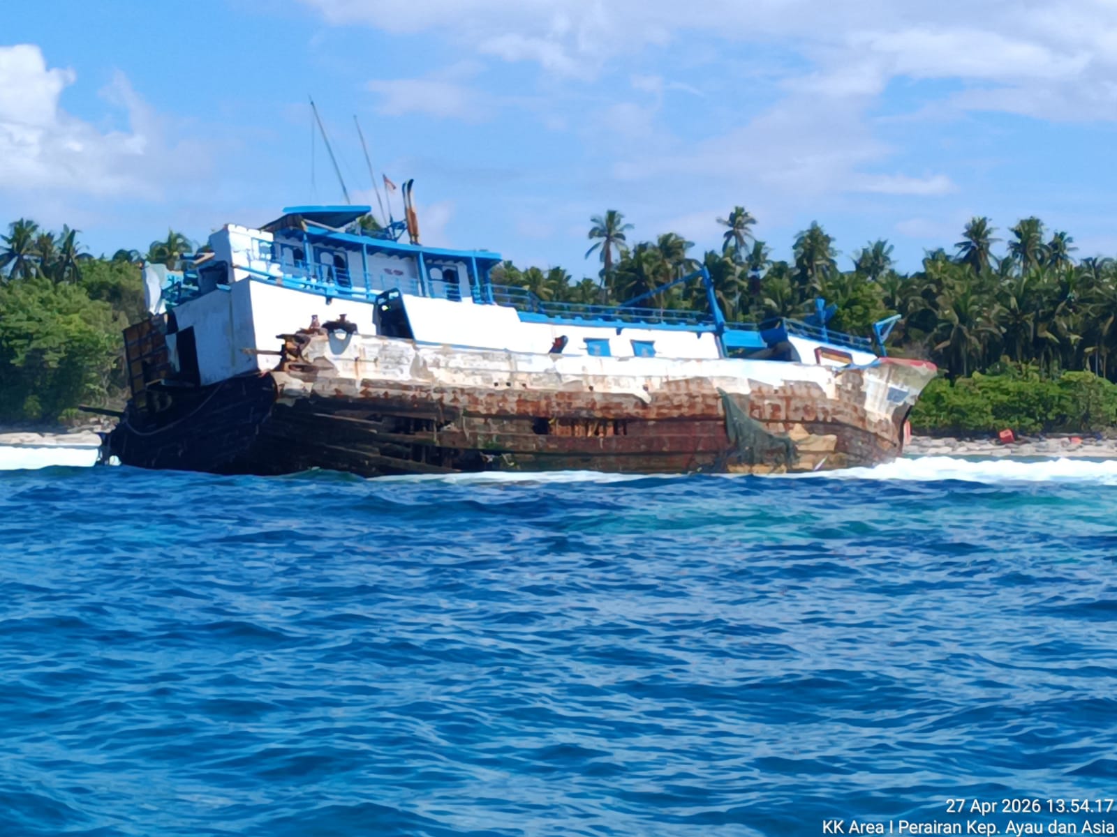 Kandas di Kepulauan Ayau, Kapal Ikan ‘Alam Indah Samudra 11’ Potret Kejahatan Maritim di Raja Ampat