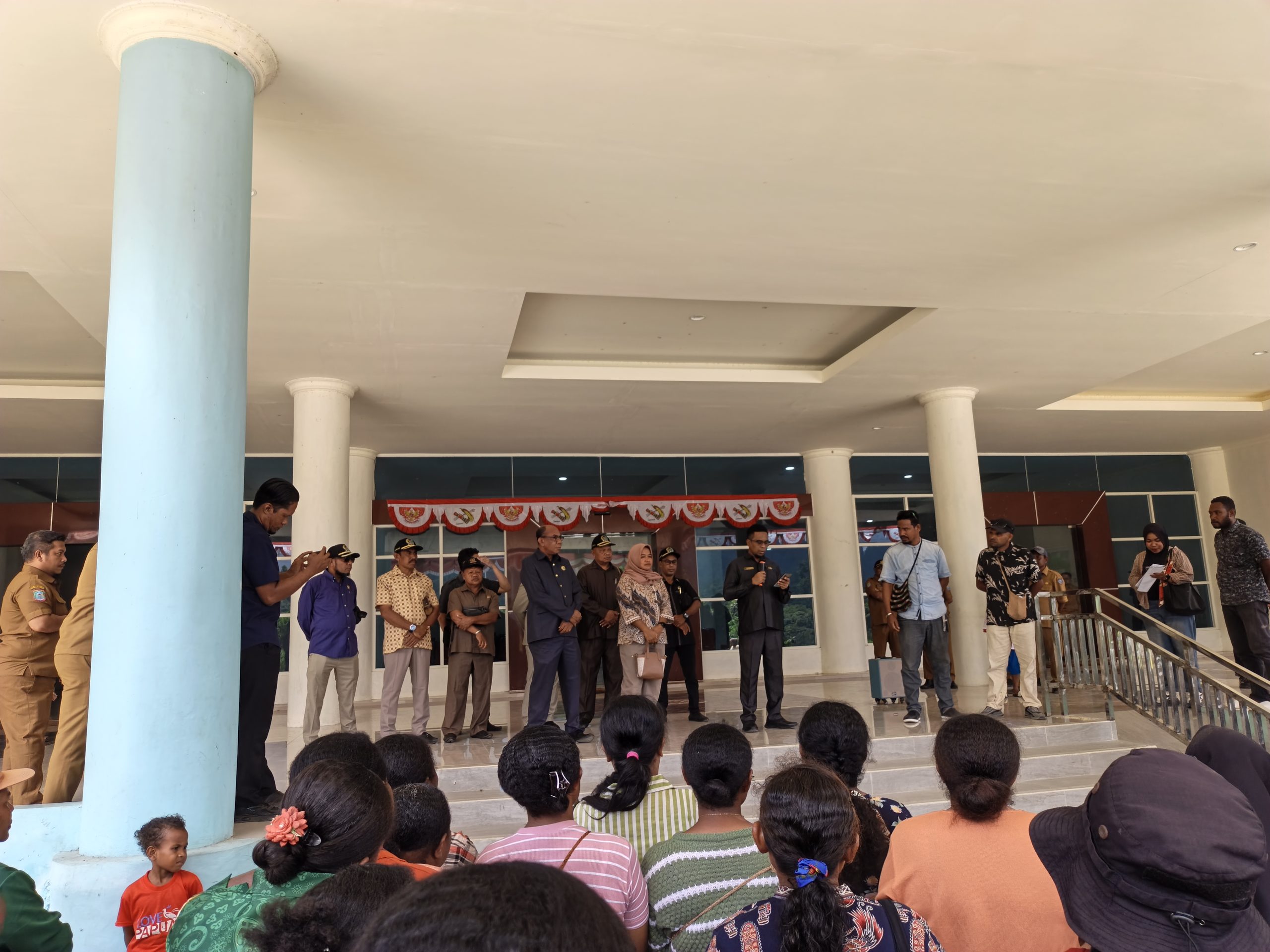 Hampir Setahun Tak Mendapat Kepastian Ratusan CASN Datangi Kantor DPRK Raja Ampat