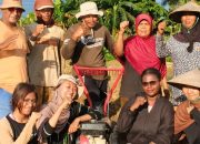 5 Mahasiswa Faperta UNAMIN Sorong Dampingi Poktan Margo Tani Olah Lahan dengan Kultivator