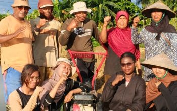 5 Mahasiswa Faperta UNAMIN Sorong Dampingi Poktan Margo Tani Olah Lahan dengan Kultivator