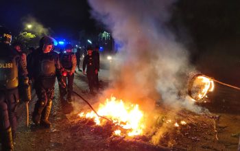 Warga Kota Sorong Ricuh Pasca Nobar Film Pesta Babi Dua Wartawan Jadi Korban