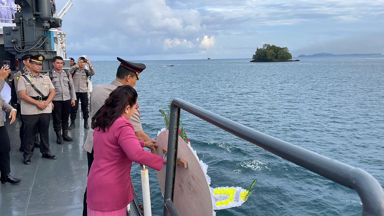 Tabur Bunga di Perairan Sorong, Polda Papua Barat Daya Kenang Jasa Pahlawan Bhayangkara