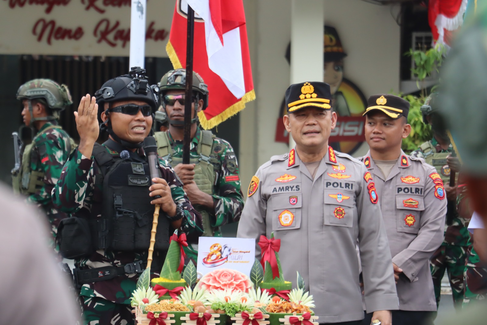 Peringati Hari Bhayangkara ke-80, Yonif 762/VYS Sambangi Polresta Sorong Kota Bawa Tumpeng Persahabatan