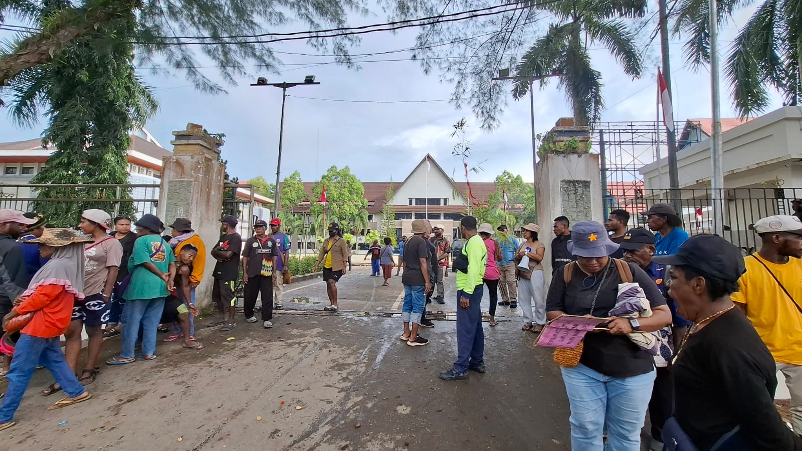 Tuntut Hak Dana Otsus, Mama-Mama Papua Palang Kantor Gubernur dan Siapkan Prosesi Adat