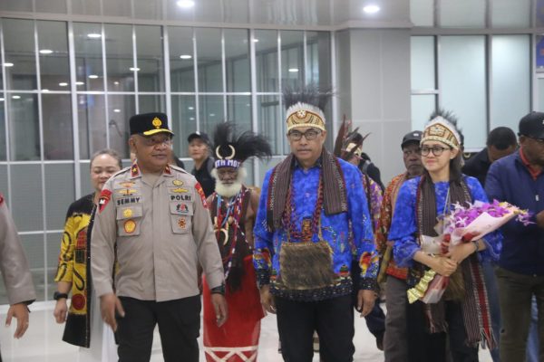 Kapolda Papua Barat Daya Brigjen Pol. Audie Sonny Latuheru Tiba di Sorong, Disambut Forkopimda dan Jajaran Polda