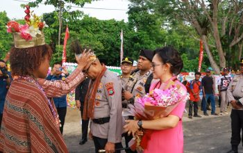 Tradisi Adat Moi Sambut Kapolda Baru Papua Barat Daya, Brigjen Pol. Audie Sonny Latuheru Resmi Memasuki Mako Polda