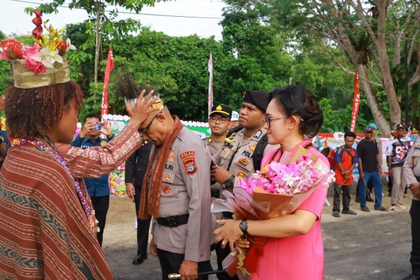 Tradisi Adat Moi Sambut Kapolda Baru Papua Barat Daya, Brigjen Pol. Audie Sonny Latuheru Resmi Memasuki Mako Polda