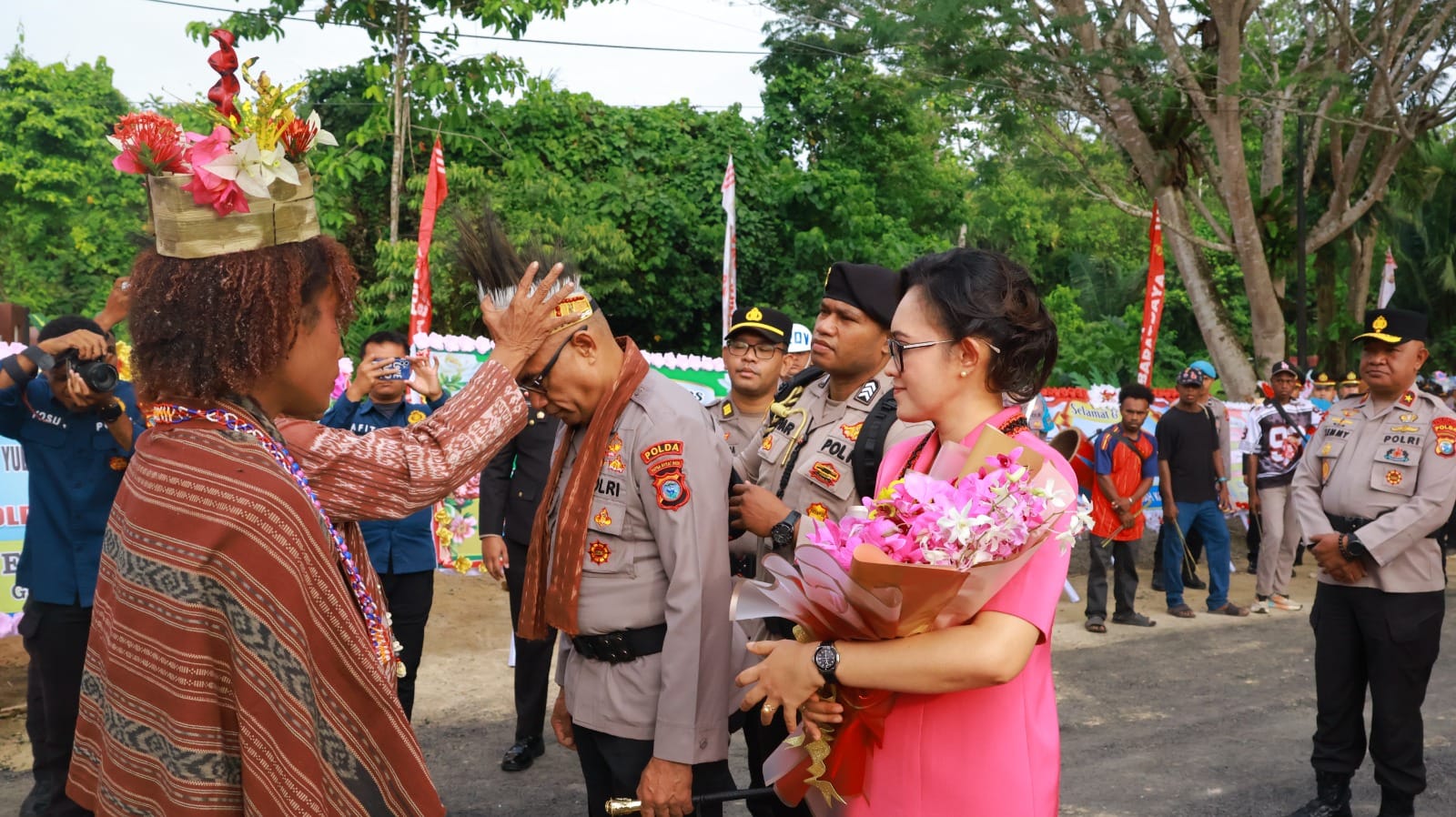 Tradisi Adat Moi Sambut Kapolda Baru Papua Barat Daya, Brigjen Pol. Audie Sonny Latuheru Resmi Memasuki Mako Polda