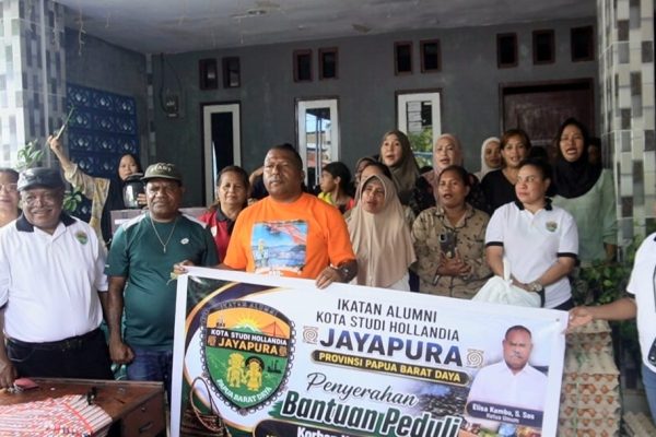 Alumni Kota Studi Hollandia Jayapura Salurkan Bantuan untuk Korban Kebakaran Klademak Dua Pantai