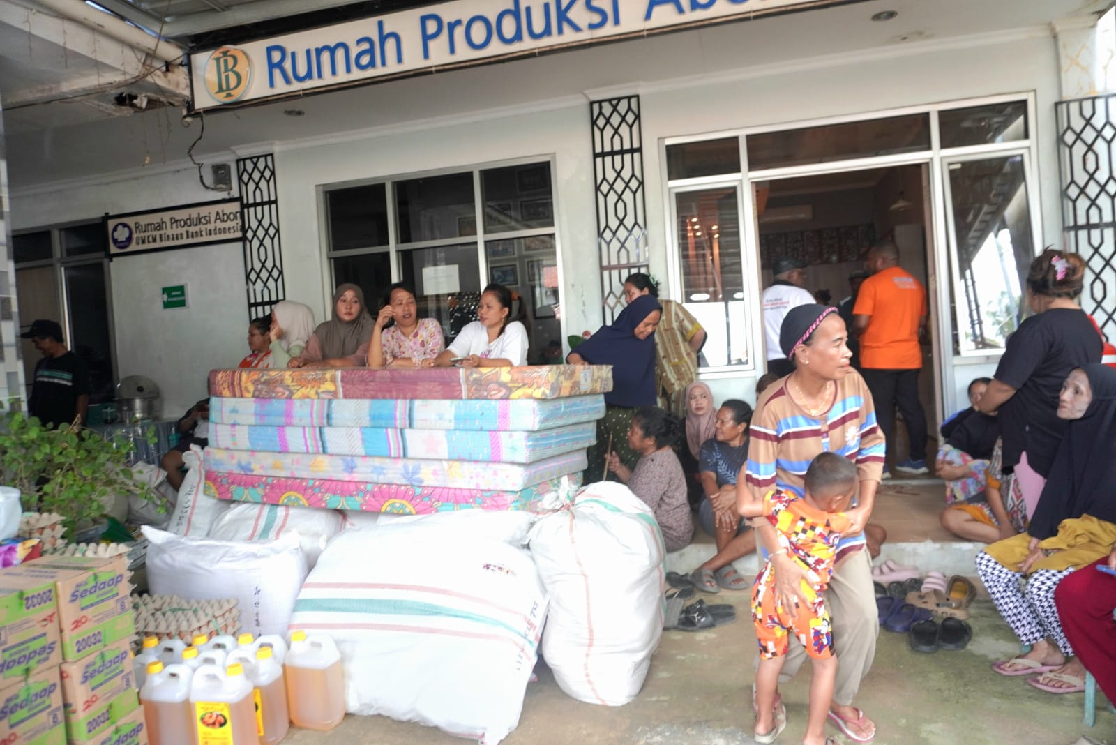 Alumni Kota Studi Hollandia Jayapura Salurkan Bantuan untuk Korban Kebakaran Klademak Dua Pantai