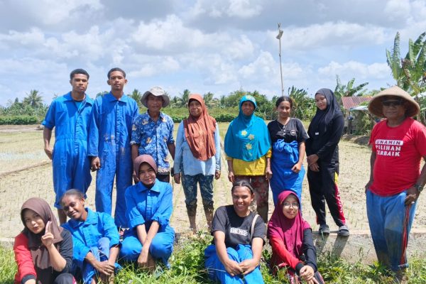 Edukasi Berbasis Akasi: Akademisi FAPERTA UNAMIN Sorong dan Siswa SMK Dampingi Kelompok Tani Sidodadi Tanam Padi