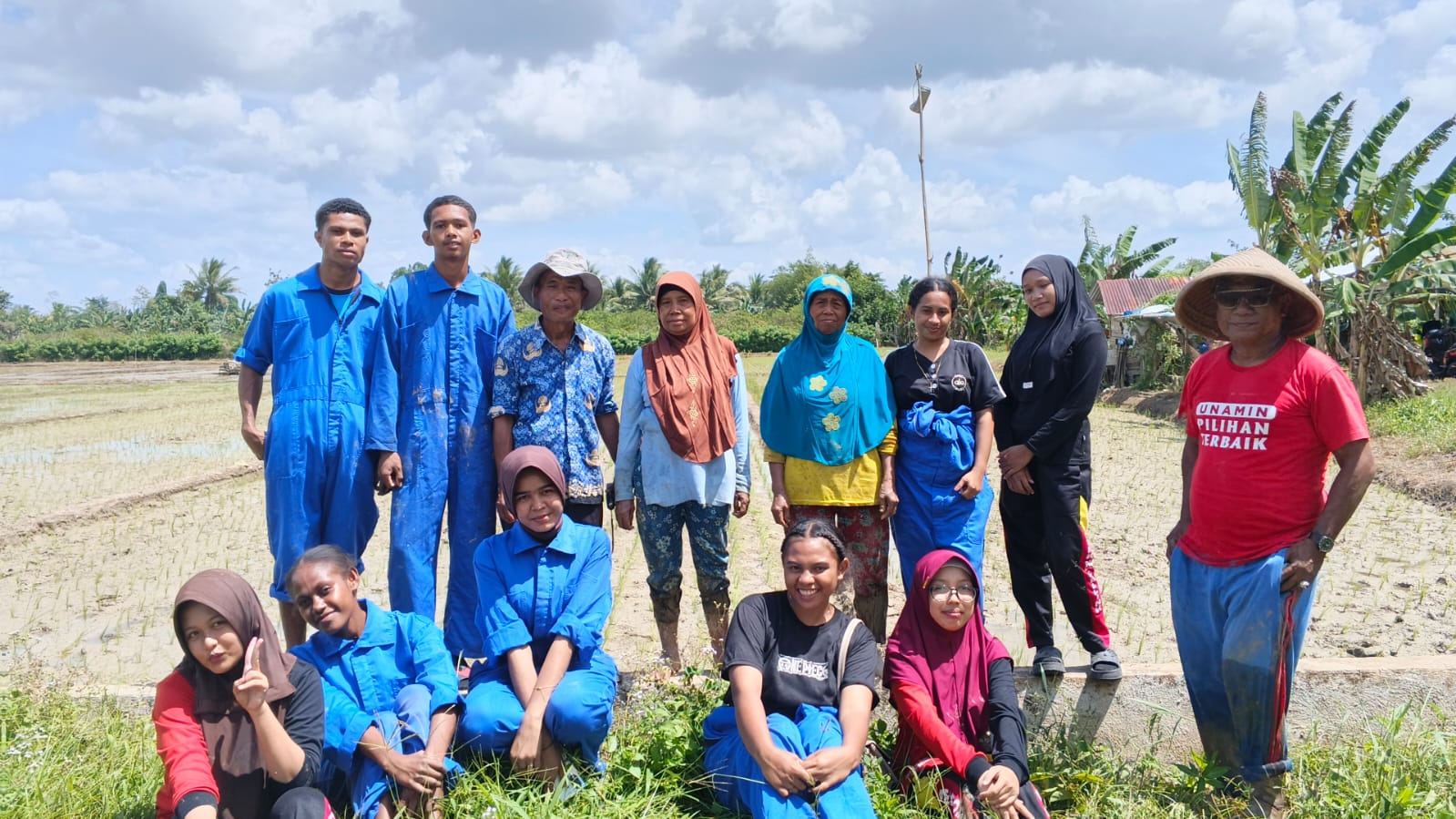 Edukasi Berbasis Akasi: Akademisi FAPERTA UNAMIN Sorong dan Siswa SMK Dampingi Kelompok Tani Sidodadi Tanam Padi
