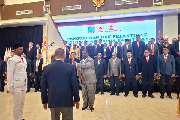 Ketua Koni Pusat Kukuhkan Elisa Kambu Sebagai Ketua KONI Papua Barat Daya Periode 2026–2030