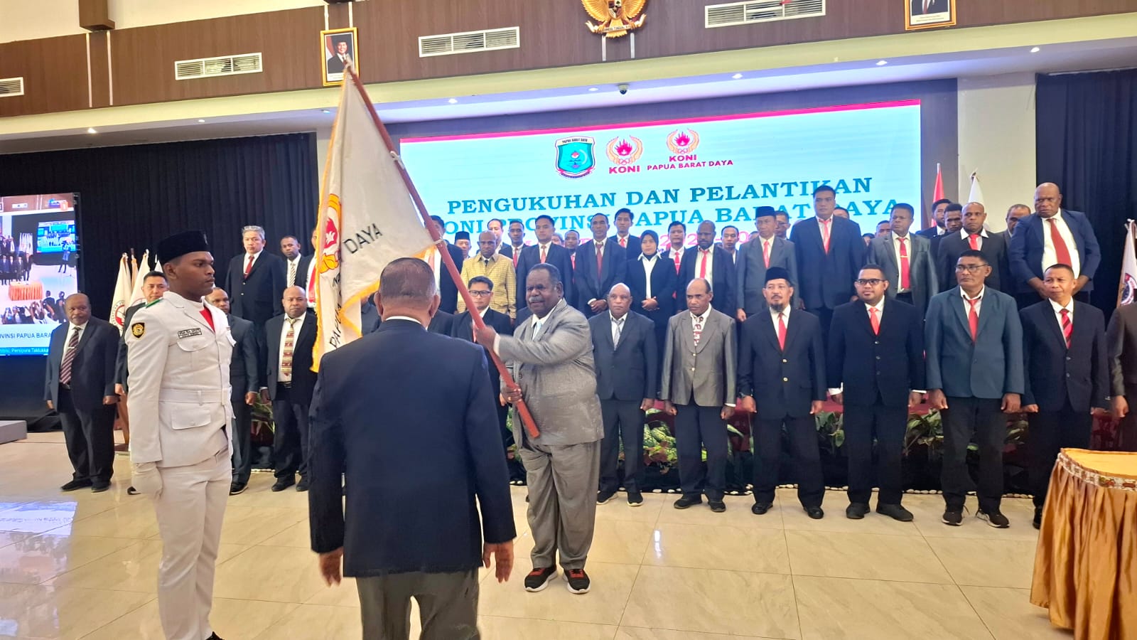 Ketua Koni Pusat Kukuhkan Elisa Kambu Sebagai Ketua KONI Papua Barat Daya Periode 2026–2030