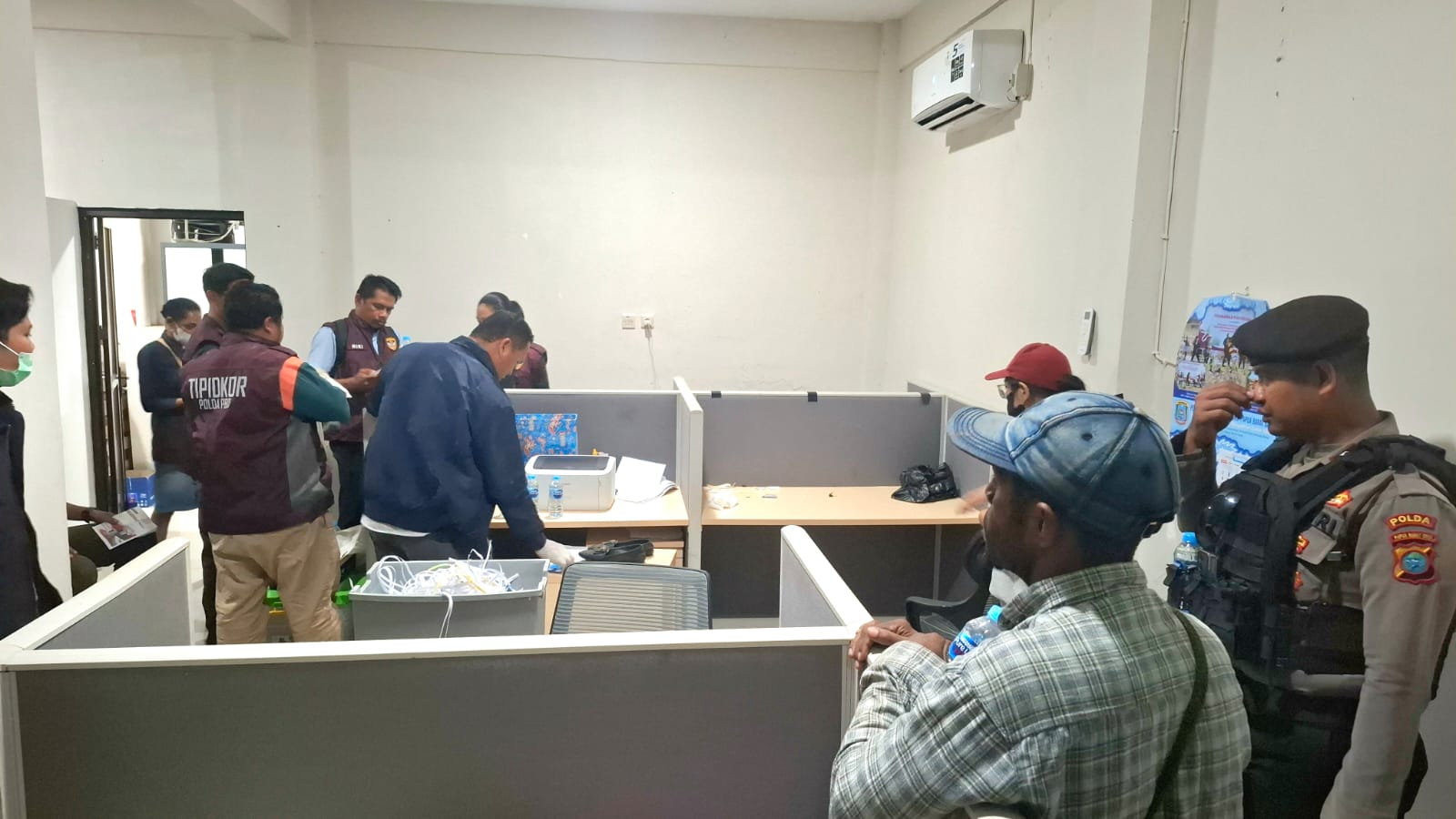 Penyidik Tipidkor Polda PBD Geledah Kantor DPRP Papua Barat Daya