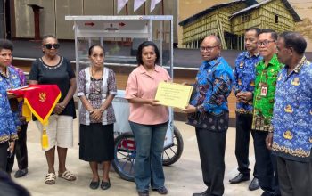 Wali Kota Septinus Lobat Salurkan Bantuan Modal dan Peralatan Usaha kepada 228 Pelaku UMKM