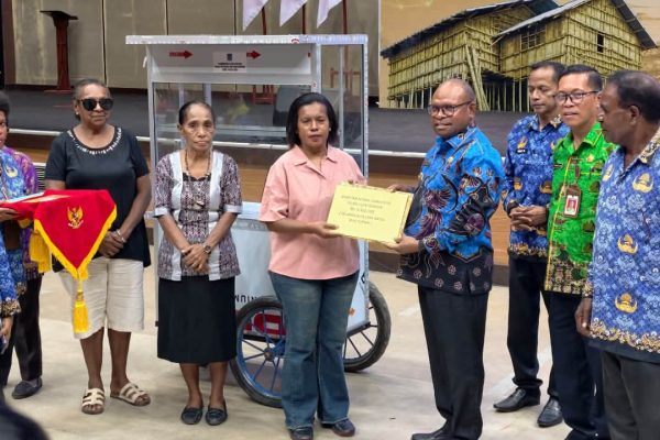Wali Kota Septinus Lobat Salurkan Bantuan Modal dan Peralatan Usaha kepada 228 Pelaku UMKM