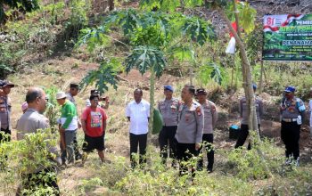 Sambut HUT RI ke-81, Polresta Sorong Kota Bagikan 100 Bibit Pohon kepada Petani